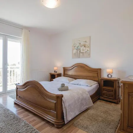 5 Bedroom Lovely In * Zmijavci