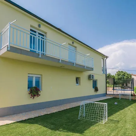 Holiday home 5 Bedroom Lovely In Zmijavci