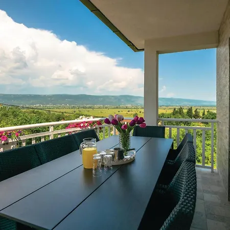 Holiday home 5 Bedroom Lovely In Zmijavci