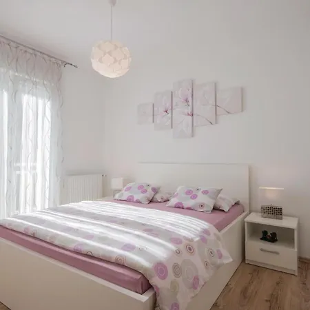 5 Bedroom Lovely In *